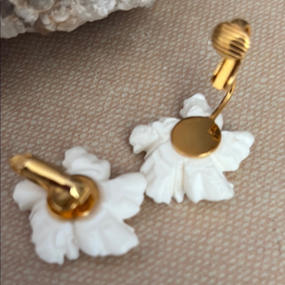 Avon Vintage 80s Soft White Pearl Centre Poinsettia ClipOn Earrings NIB 54 - Picture 4 of 14